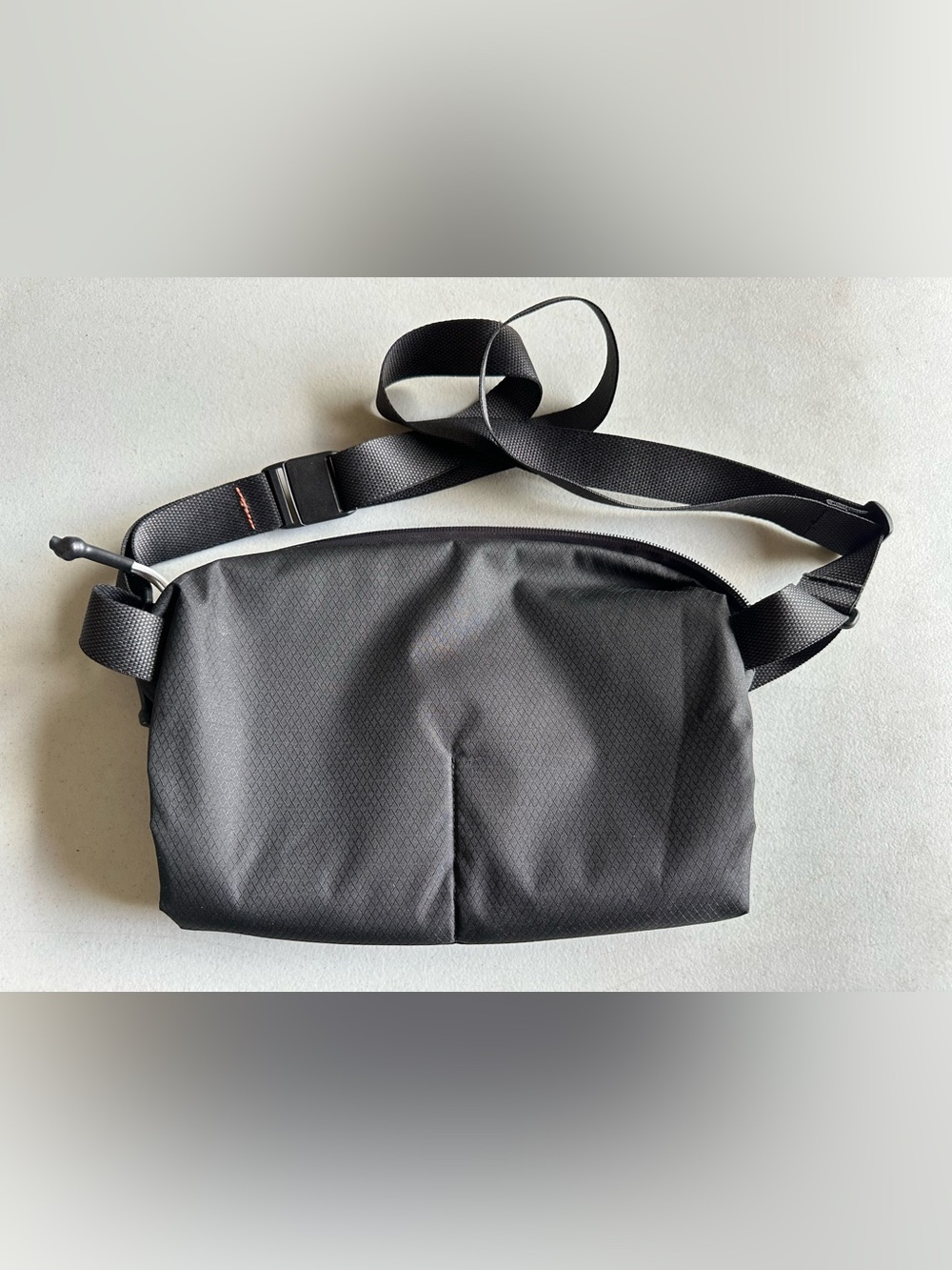 Bellroy Lite Sling in black - Picture 2 of 8